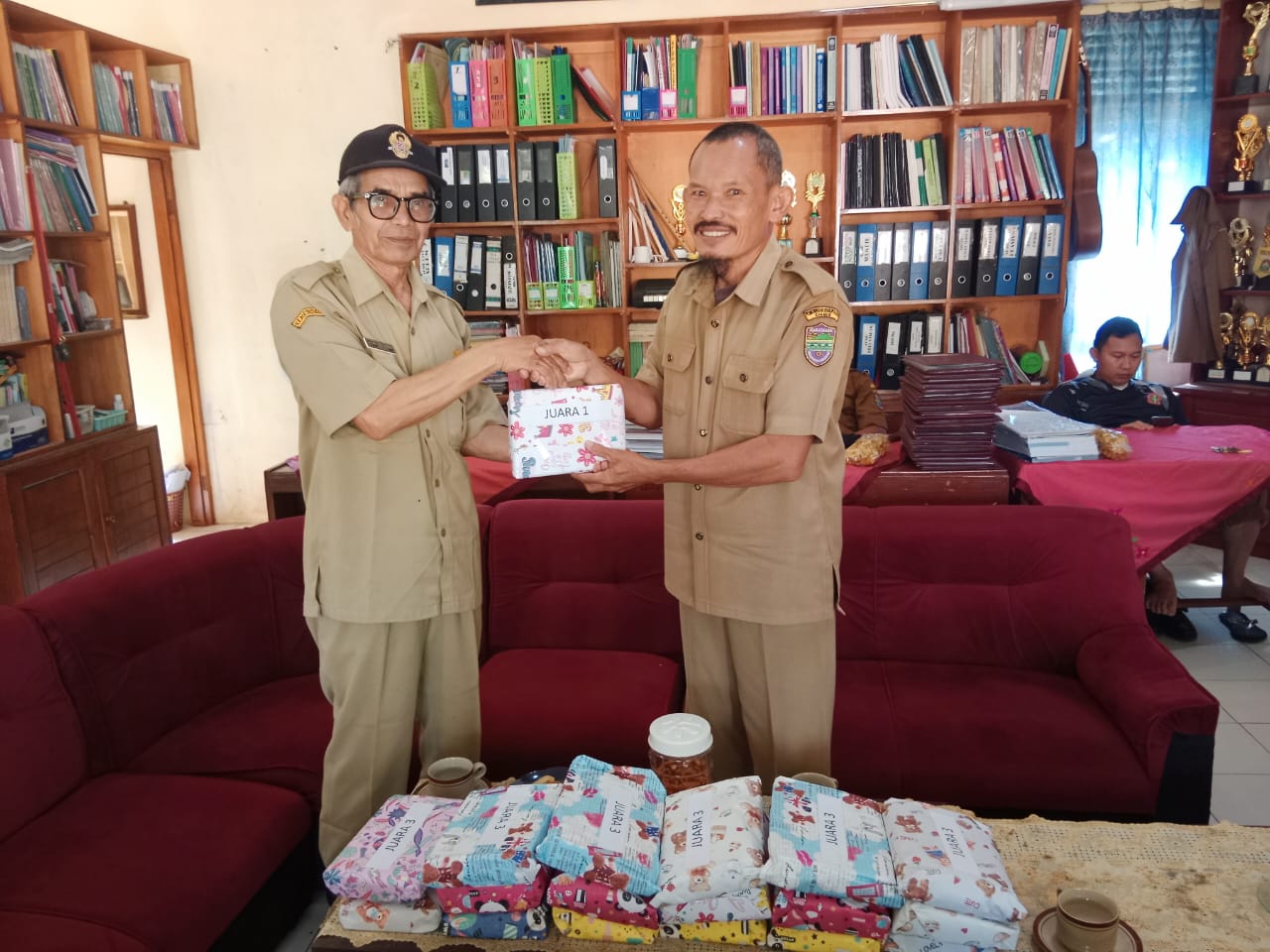 PEMERINTAH DESA SAGALAHERANG BERIKAN APRESIASI UNTUK SISWA BERPRESTASI